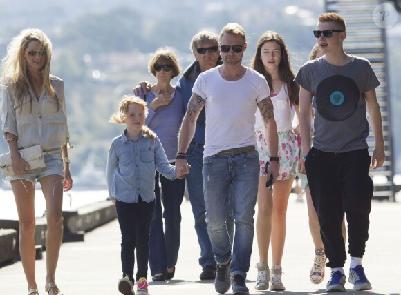 Ronan Keatin et ses trois enfants, Jack, Marie et Ali ainsi que Storm Uechtritz, en Australie, le 19 aout 2013