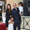 Vin Diesel, Paloma Jimenez, et leurs enfants Hania Riley et Vincent sur le Hollywood Walk of Fame, Los Angeles, le 26 août 2013.