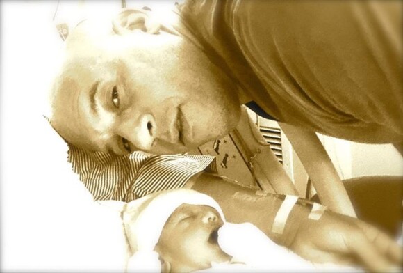 Vin Diesel pose avec sa fille, Pauline, qui vient de naître. Photo postée le 16 mars 2015.