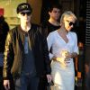 Pamela Anderson va faire du shopping avec ses enfants Brandon et Dylan Lee chez Barneys New York à Beverly Hills, le 5 fevrier 2014. 