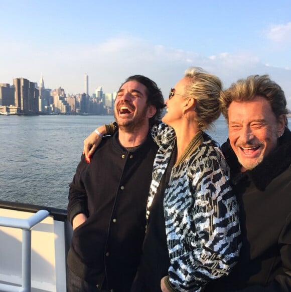 Laeticia Hallyday entre Johnny et Sébastien Ferran à New York pour son 40e anniveraire, mars 2015.