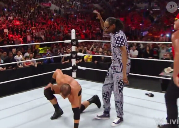 Snoop Dogg, catcheur d'un soir dans WWE Raw, se débarrasse de Curtis Alex sous les yeux d'Hulk Hogan. Los Angeles, le 23 mars 2015.