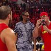Snoop Dogg lance la SnoopMania, aidé d'Hulk Hogan, sur le ring de WWE Raw. Los Angeles, le 23 mars 2015.