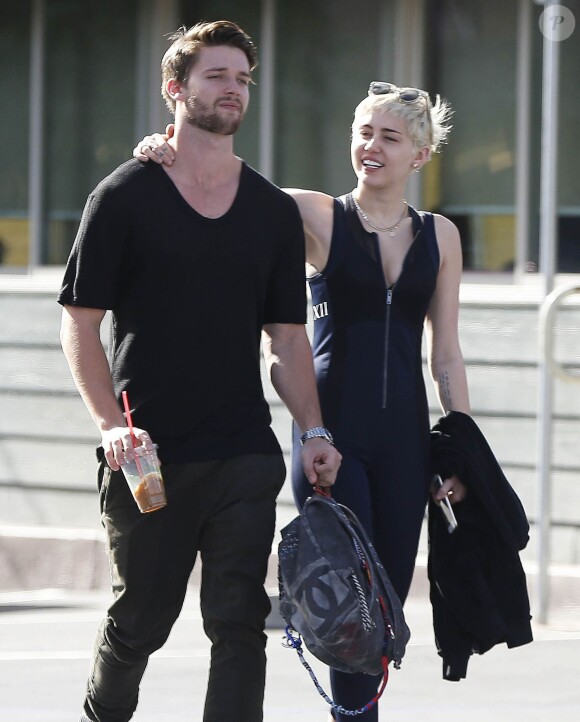 Semi-Exclusif - Miley Cyrus et son compagnon Patrick Schwarzenegger sont repérés à la sortie du restaurant "Taco Hugo" à Studio city le 22 janvier 2015 