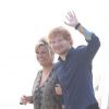Ed Sheeran et Emily Symons sur le tournage du soap australien "Home and Away" à Palm Beach près de Sydney, le 24 mars 2015.
