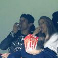 Marquinhos et sa belle fiancée Carol Cabrino partagent du popcorn lors du match de Ligue 1 entre le PSG et Lorient au Parc des Princes à Paris, le 20 mars 2015