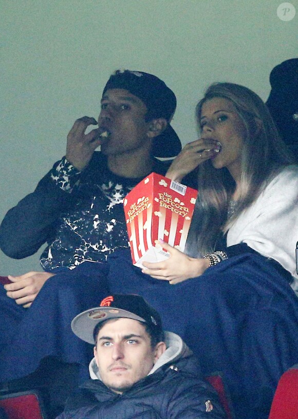 Marquinhos et sa belle fiancée Carol Cabrino partagent du popcorn lors du match de Ligue 1 entre le PSG et Lorient au Parc des Princes à Paris, le 20 mars 2015
