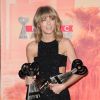 Taylor Swift pose avec ses trois trophées lors de la 2e cérémonie des iHeartRadio Music Awards au Shrine Auditorium à Los Angeles, le 29 mars 2015.