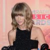 Taylor Swift pose avec ses trois trophées lors de la 2e cérémonie des iHeartRadio Music Awards au Shrine Auditorium à Los Angeles, le 29 mars 2015.