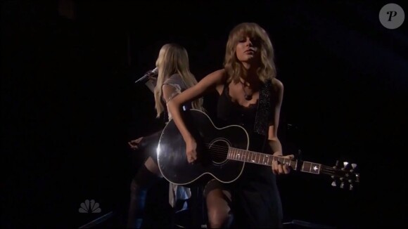 Madonna interprète "Ghosttown", accompagnée de Taylor Swift à la guitare, lors de la 2e cérémonie des iHeartRadio Music Awards au Shrine Auditorium à Los Angeles, le 29 mars 2015.