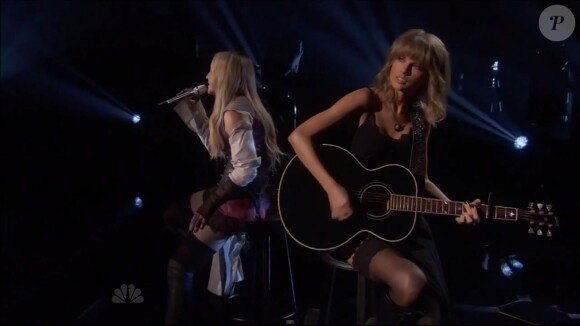 Madonna interprète "Ghosttown", accompagnée de Taylor Swift à la guitare, lors de la 2e cérémonie des iHeartRadio Music Awards au Shrine Auditorium à Los Angeles, le 29 mars 2015.