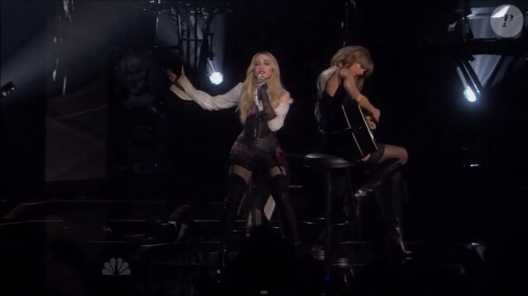 Madonna interprète "Ghosttown", accompagnée de Taylor Swift à la guitare, lors de la 2e cérémonie des iHeartRadio Music Awards au Shrine Auditorium à Los Angeles, le 29 mars 2015.