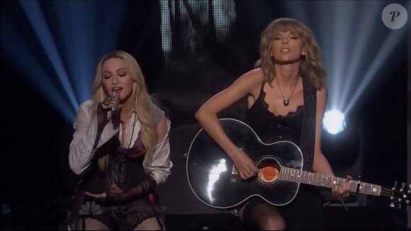 Madonna interprète "Ghosttown", accompagnée de Taylor Swift à la guitare, lors de la 2e cérémonie des iHeartRadio Music Awards au Shrine Auditorium à Los Angeles, le 29 mars 2015.