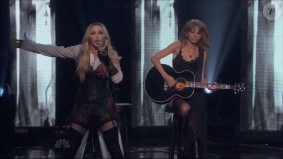Madonna interprète "Ghosttown", accompagnée de Taylor Swift à la guitare, lors de la 2e cérémonie des iHeartRadio Music Awards au Shrine Auditorium à Los Angeles, le 29 mars 2015.