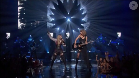 Madonna interprète "Ghosttown", accompagnée de Taylor Swift à la guitare, lors de la 2e cérémonie des iHeartRadio Music Awards au Shrine Auditorium à Los Angeles, le 29 mars 2015.