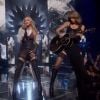 Madonna interprète "Ghosttown", accompagnée de Taylor Swift à la guitare, lors de la 2e cérémonie des iHeartRadio Music Awards au Shrine Auditorium à Los Angeles, le 29 mars 2015.