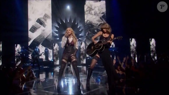 Madonna interprète "Ghosttown", accompagnée de Taylor Swift à la guitare, lors de la 2e cérémonie des iHeartRadio Music Awards au Shrine Auditorium à Los Angeles, le 29 mars 2015.