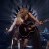 Madonna interprète "Ghosttown", accompagnée de Taylor Swift à la guitare, lors de la 2e cérémonie des iHeartRadio Music Awards au Shrine Auditorium à Los Angeles, le 29 mars 2015.