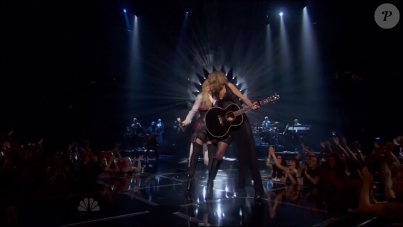 Madonna interprète "Ghosttown", accompagnée de Taylor Swift à la guitare, lors de la 2e cérémonie des iHeartRadio Music Awards au Shrine Auditorium à Los Angeles, le 29 mars 2015.