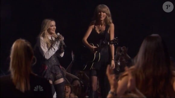 Madonna interprète "Ghosttown", accompagnée de Taylor Swift à la guitare, lors de la 2e cérémonie des iHeartRadio Music Awards au Shrine Auditorium à Los Angeles, le 29 mars 2015.