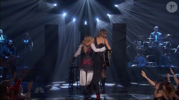 Madonna interprète "Ghosttown", accompagnée de Taylor Swift à la guitare, lors de la 2e cérémonie des iHeartRadio Music Awards au Shrine Auditorium à Los Angeles, le 29 mars 2015.