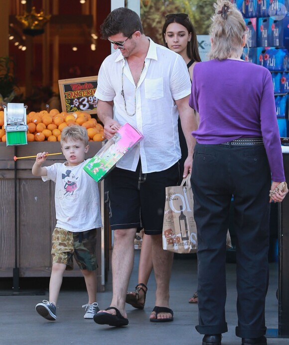 Robin Thicke fait du shopping avec sa nouvelle compagne et son fils Julian à Bristol Farms à West Hollywood, le 28 mars 2015 