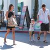 Robin Thicke fait du shopping avec sa nouvelle compagne et son fils Julian à Bristol Farms à West Hollywood, le 28 mars 2015 