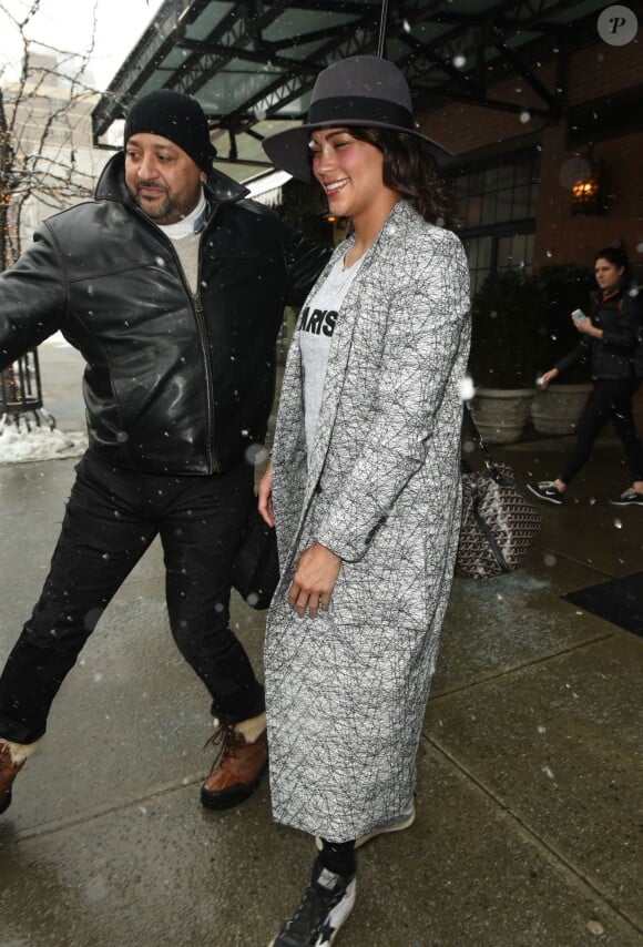 Paula Patton sort de son hôtel, sous la neige, à New York. Le 5 mars 2015  