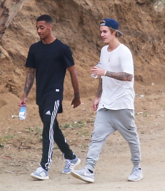 Exclusif - Justin Bieber se promène avec des amis sur les hauteurs de Los Angeles, le 22 mars 2015 