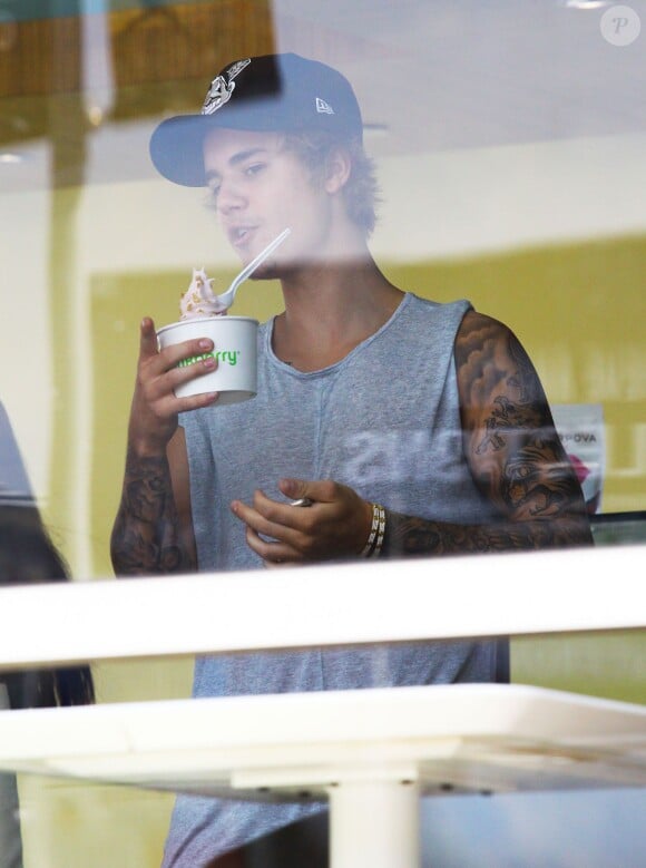 Exclusif - Justin Bieber déguste une glace "Pink Berry" avec un ami à Los Angeles, le 20 mars 2015 