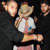 Justin Bieber se cache derrière son chapeau à la sortie du Hyde Lounge Club à Hollywood, le 20 mars 2015. Le jeune chanteur était accompagné de son ami Khalil Sharieff et de la jeune mannequin Ashley Moore. 