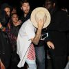 Justin Bieber se cache derrière son chapeau à la sortie du Hyde Lounge Club à Hollywood, le 20 mars 2015. Le jeune chanteur était accompagné de son ami Khalil Sharieff et de la jeune mannequin Ashley Moore. 