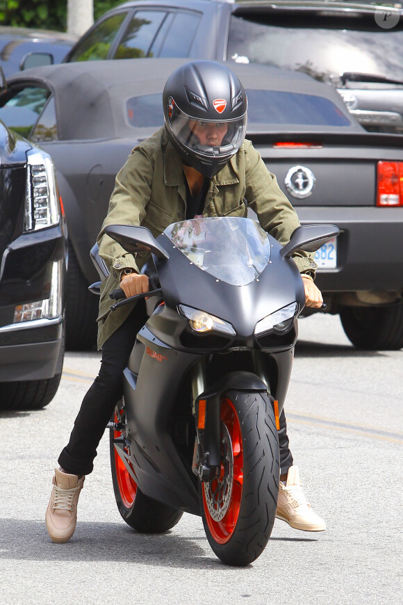 Exclusif - Prix Spécial - Justin Bieber fait de la moto à Los Angeles, le 17 mars 2015. Le chanteur a customisé sa moto Ducati avec ses initiales "JB". Escorté par ses gardes du corps, Justin a suivi la voiture de Corey Gamble (ex de Kris Jenner) vers une destination inconnue! 