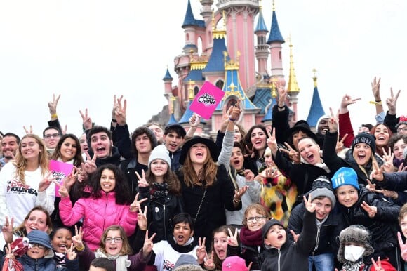 Les 12 finalistes de 'The Voice' saison 4 chantent pour l'association "Tout Le Monde Chante Contre Le Cancer" pour les enfants malades à Disneyland Paris le 29 mars 2015