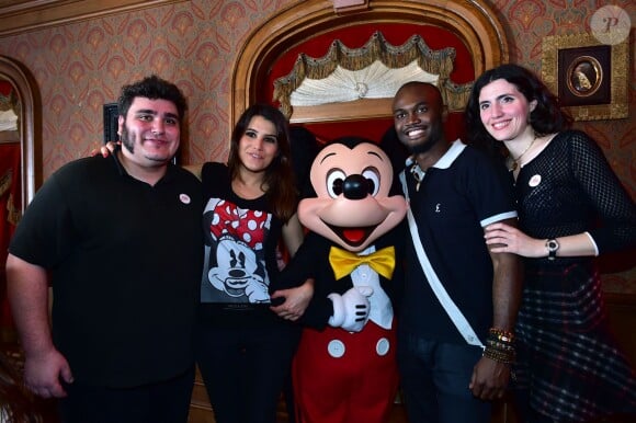 Yoann, Alvy et Battista avec Mickey - Les 12 finalistes de 'The Voice' saison 4 chantent pour l'association "Tout Le Monde Chante Contre Le Cancer" pour les enfants malades à Disneyland Paris le 29 mars 2015