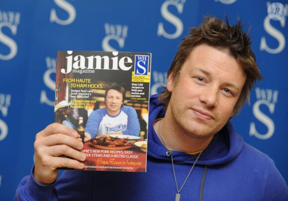 Jamie Oliver lors d'une séance de dédicace de son journal Jamie, chez WHSmith à Lakeside, Thurrock, le 17 avril 2009