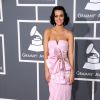 Katy Perry porte une robe Basil Soda en février 2009