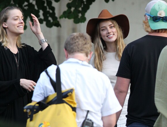 La bombe Amber Heard rend visite à son fiancé Johnny Depp sur le tournage de "Black Mass" à Lynn dans le Massachusett le 21 juillet 2014. Amber Heard était accompagnée de sa soeur Whitney.