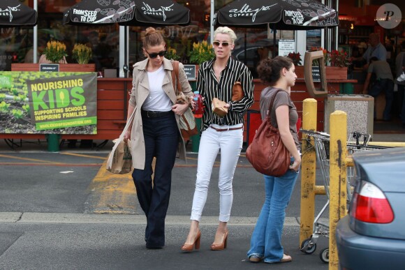 Amber Heard s'arrête à Whole Foods avec sa soeur Whitney à Los Angeles, le 5 septembre 2012