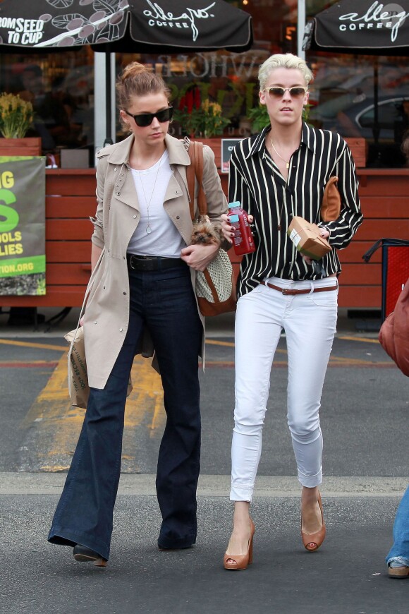 Amber Heard s'arrête à Whole Foods avec sa soeur Whitney à Los Angeles, le 5 septembre 2012