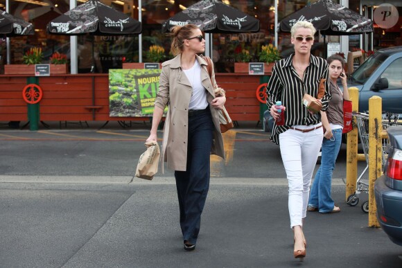 Amber Heard s'arrête à Whole Foods avec sa soeur Whitney à Los Angeles, le 5 septembre 2012