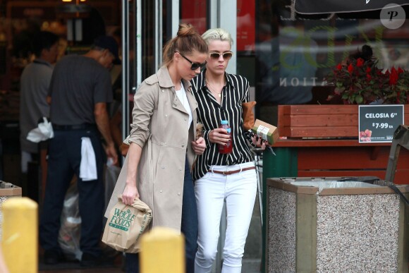 Amber Heard s'arrête à Whole Foods avec sa soeur Whitney à Los Angeles, le 5 septembre 2012