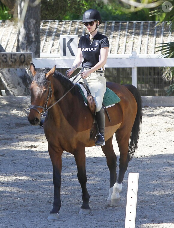 Semi-Exclusif - Iggy Azalea monte à cheval à Calabasas, le 6 mars 2015 