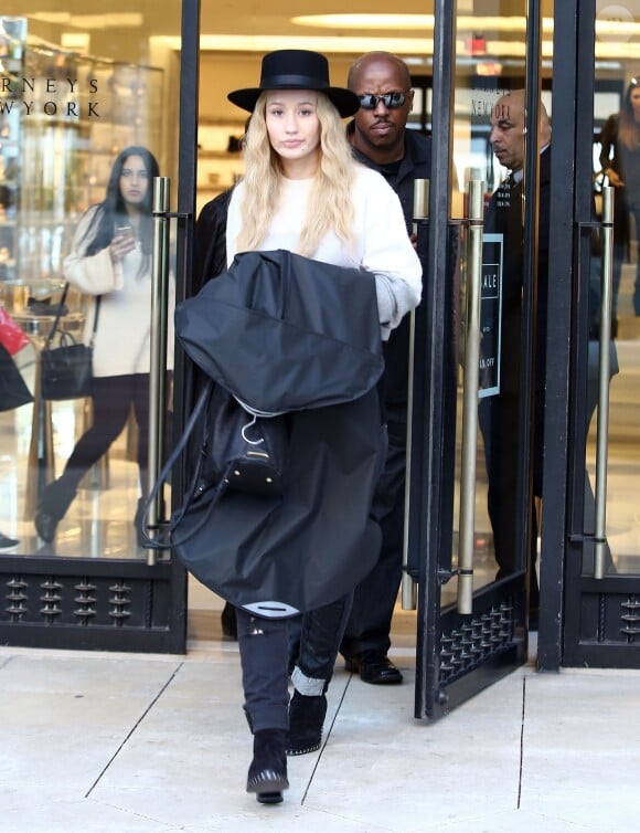 Iggy Azalea prend de l'essence puis va faire du shopping à Westwood, le 16 janvier 2015.  