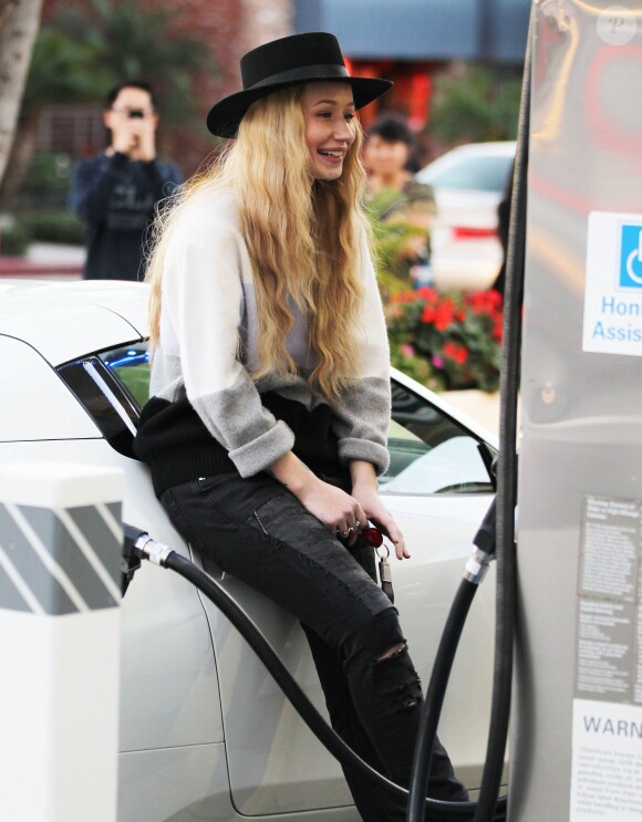 Iggy Azalea prend de l'essence puis va faire du shopping à Westwood, le 16 janvier 2015.  