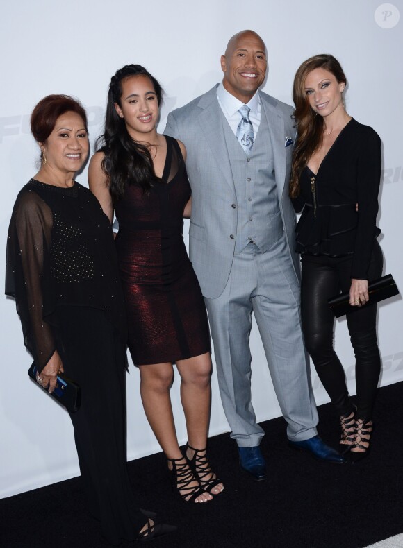 Dwayne Johnson en famille lors de la première de Fast & Furious 7 au TCL Chinese Theatre, Los Angeles, le 1er avril 2015.
