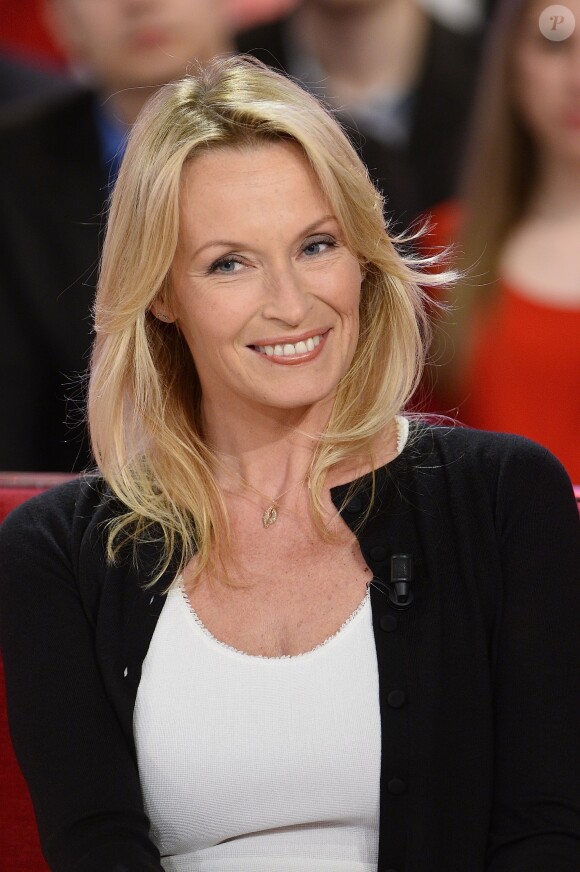 Estelle Lefébure en promotion pour son livre "Orahe" - Enregistrement de l'émission "Vivement Dimanche" à Paris le 1er avril 2015. L'émission sera diffusée le 5 Avril 2015. Invité principal Sophie Davant.