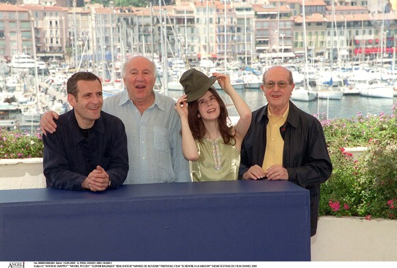 Antoine Chappey, Michel Piccoli, Leonor Baldaque et Manoel de Oliveira lors du Festival de Cannes 2001