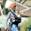 La chanteuse Gwen Stefani et son fils Apollo à la ferme Underwood Family à Moorpark, Los Angeles, le 1er avril 2015