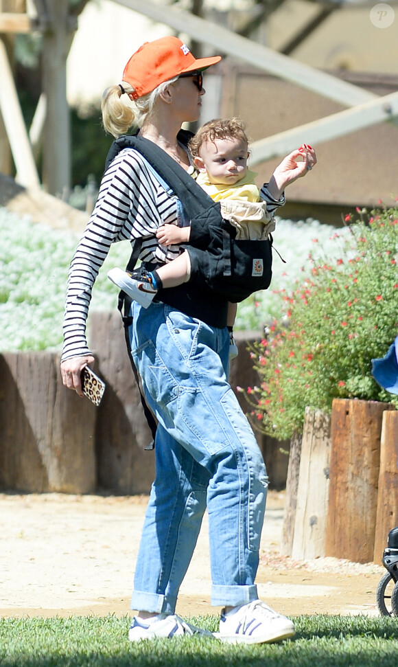 La chanteuse Gwen Stefani et son fils Apollo à la ferme Underwood Family à Moorpark, Los Angeles, le 1er avril 2015